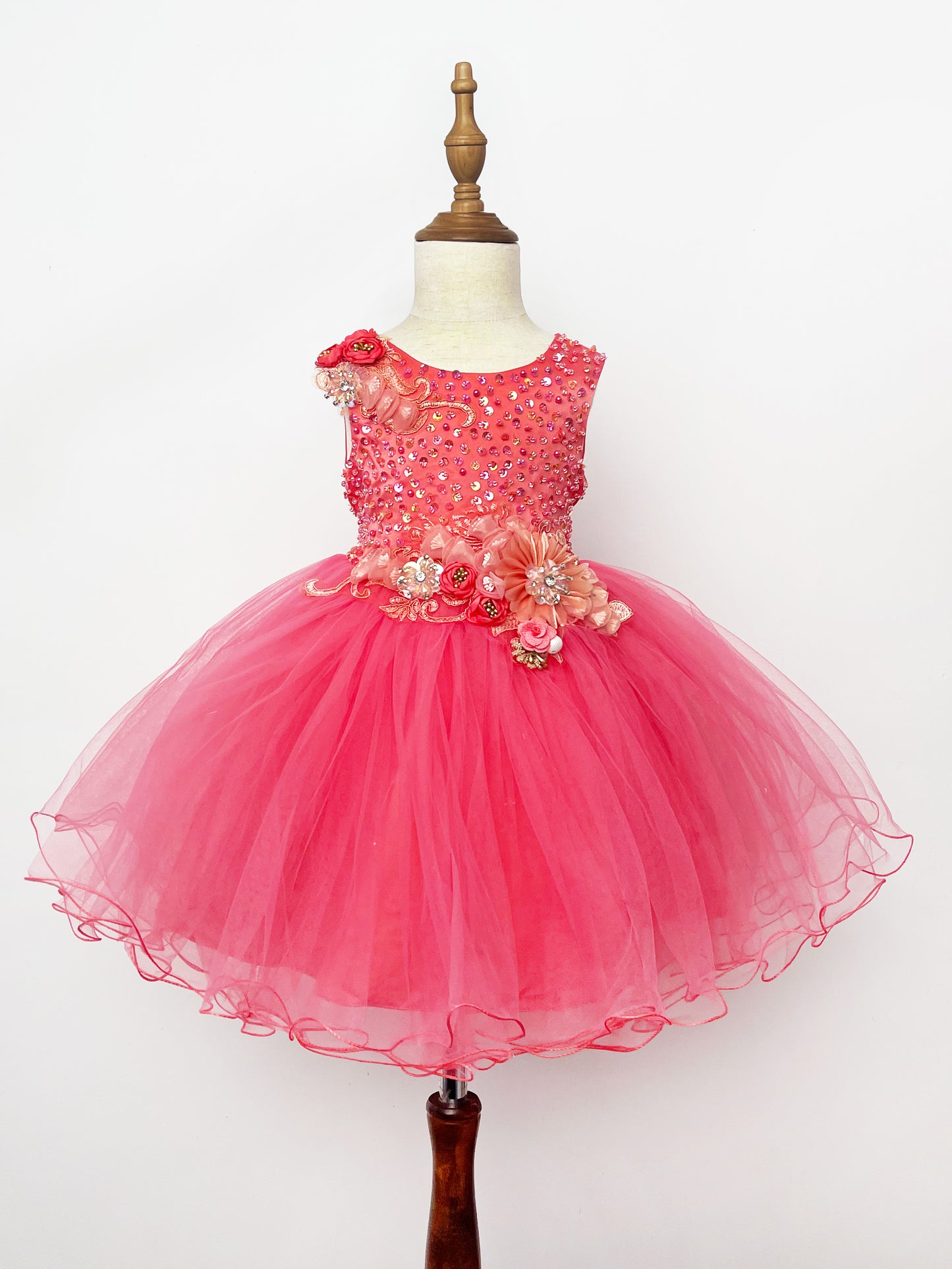 New girls' special occasion dresses are handmade and suitable for weddings, flower girls, birthdays, parties, hosting performances, attending important festivals, and showcasing noble elegance in dresses