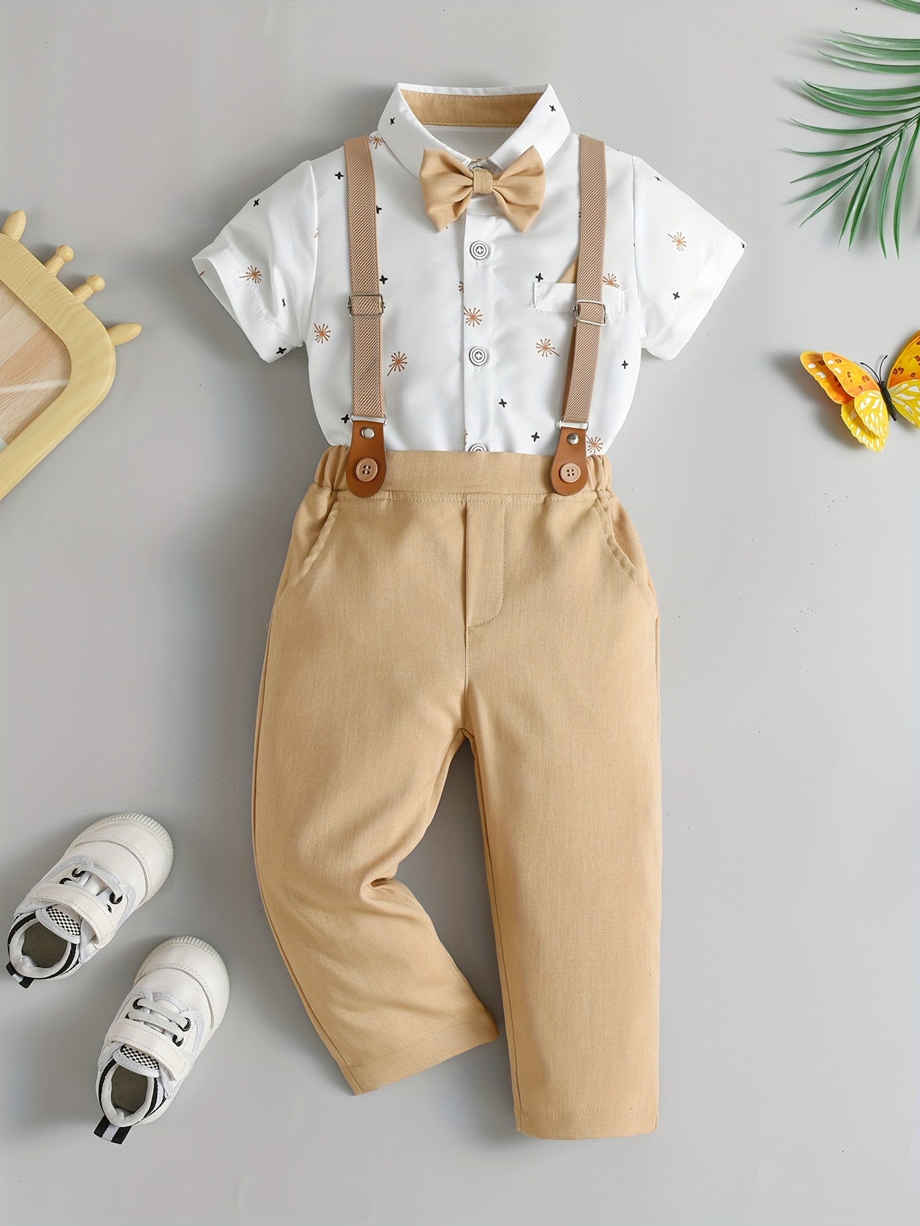 New Boys Two Piece Gentleman Set with Khaki Pants and White Printed Short sleeved Shirt with Bow Shirt and Strap Pants Party Set Suitable for Parties, Birthdays, Parties, Stage Speeches, Concerts, and Various Parties