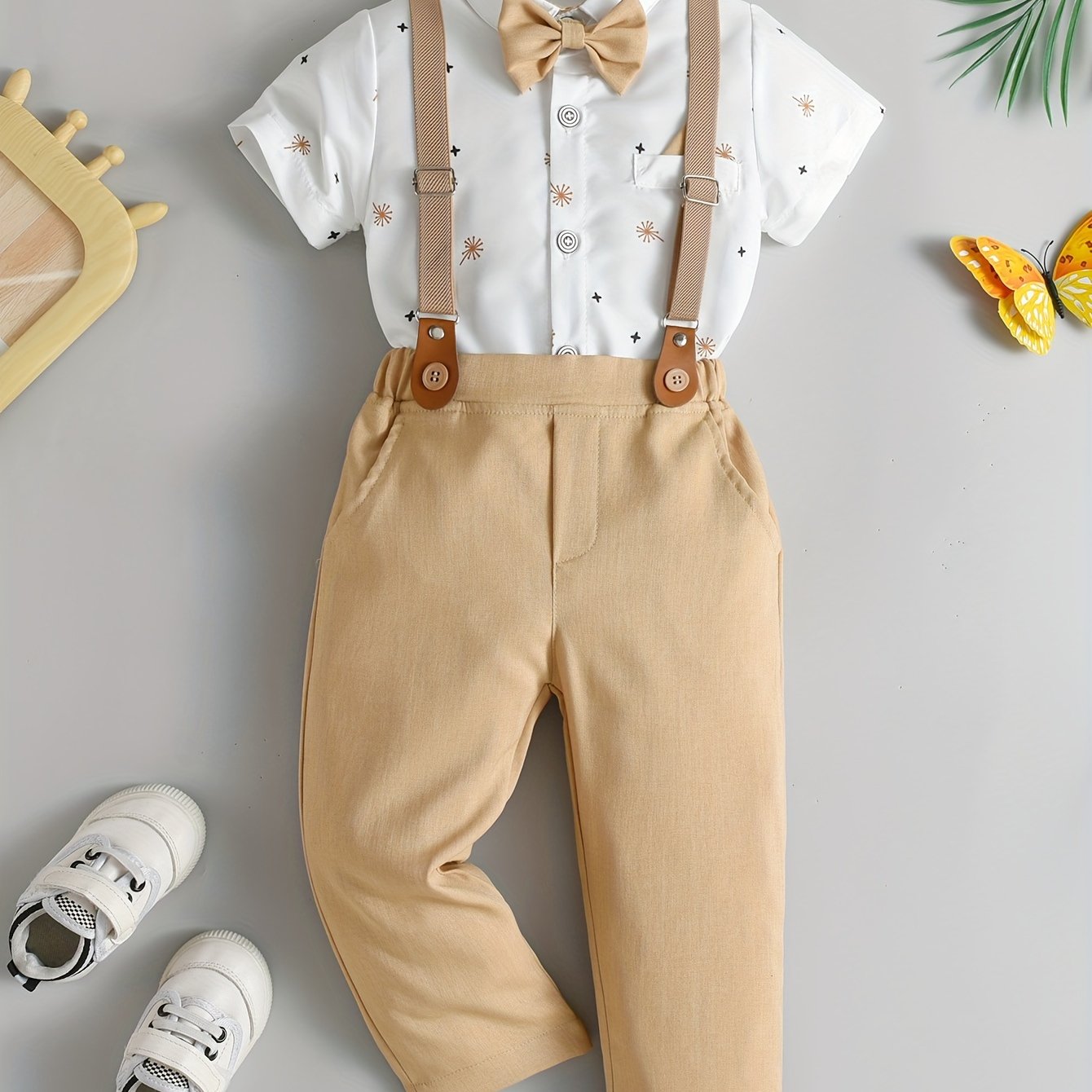 New Boys Two Piece Gentleman Set with Khaki Pants and White Printed Short sleeved Shirt with Bow Shirt and Strap Pants Party Set Suitable for Parties, Birthdays, Parties, Stage Speeches, Concerts, and Various Parties